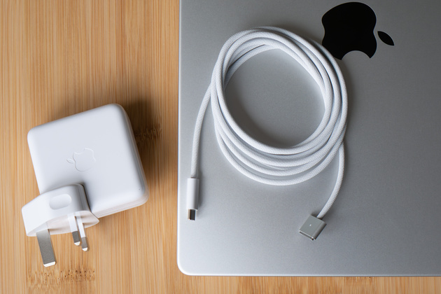 Адаптер имеет сменный модуль вилки (свой для каждого региона). Кабель питания разъёмный, с портом Type-C