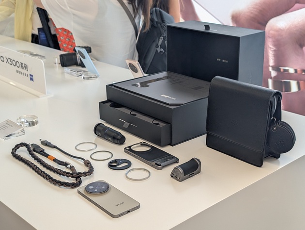 Набор Vivo X300 Pro Photography Kit, в который, кроме смартфона, входят кейс, батарейная ручка, экстендер и крепёж для него, кольца для светофильтров, ремешок и сумочка, в которую можно все сложить.