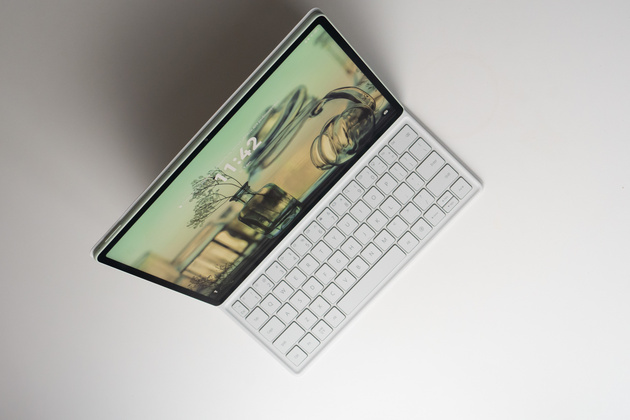 Расположенный напротив окна экран совершенно не ловит бликов и отражений