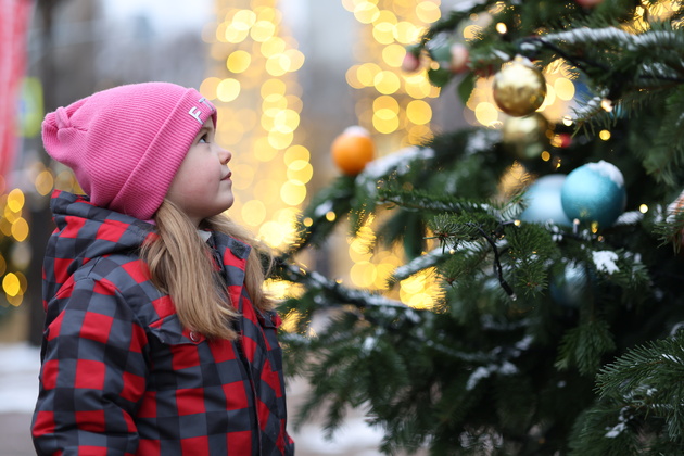 Кадры в профиль — самые сложные для камеры. Желательно включать распознавание людей, иначе фокус может оказаться не на глазах, а на шапке или ухе.