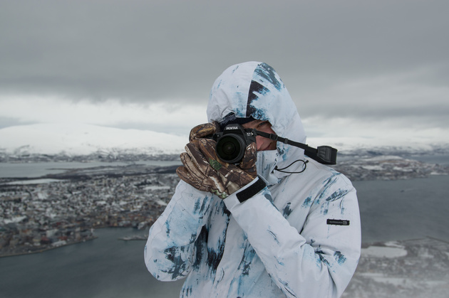 Сгущать краски не стоит. Многие фотоаппараты имеют повышенную защиту от климатических условий и легко снимают за полярным кругом.