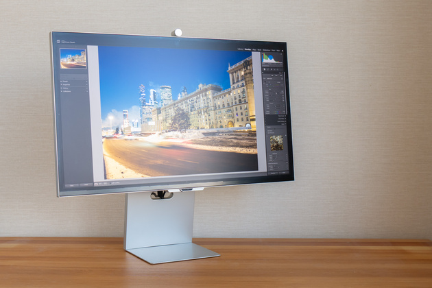 Если расположить монитор у окна, может снизиться контраст, но отражений и бликов не появится