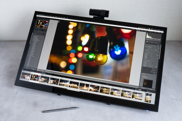 Благодаря особой конструкции подставки Acer ProCreator PE270XT буквально превращается в графический планшет, расположенный на столе в удобном для работы с пером положении.