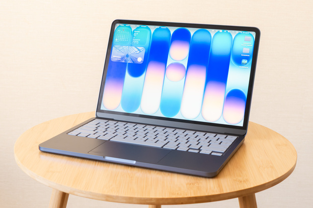 Повёрнутый к окну экран за счёт большой яркости и антибликового покрытия отлично виден