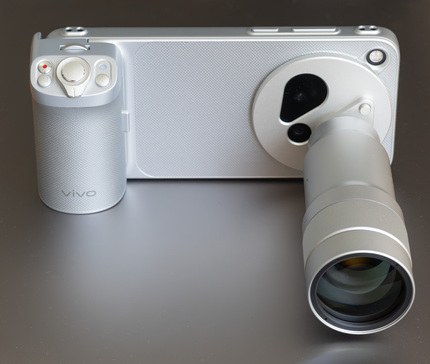 Vivo X500 Pro Max в чехле, с рукояткой и установленным конвертером 400 мм экв.